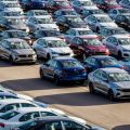 狭い駐車場での車庫入れテクニックと実践的なポジショニング方法