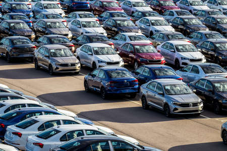狭い駐車場での車庫入れテクニックと実践的なポジショニング方法