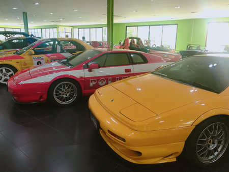 ディーラーとカー用品店、どちらでバッテリー交換すべきかを徹底比較