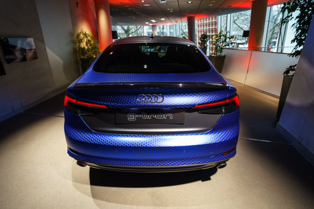 冬の朝に多発する車の凍結、フロントガラスやドアの対策とは