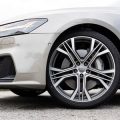 駐車場の白線を使った正しいタイヤ位置と車両間隔の取り方ガイド