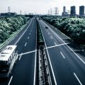 狭い道や住宅街での運転テクニック：日本の道路事情に合わせた初心者向けアドバイス