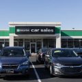 日本の新車ディーラーの特徴と中古車販売店との違い
