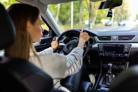 女性ドライバーにおすすめ!安心・安全な車中泊グッズと対策