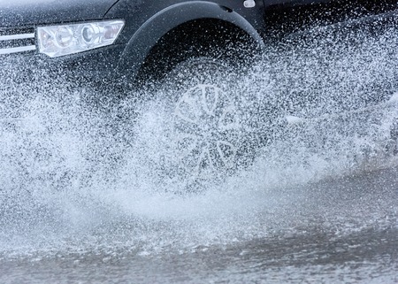 クーラント（冷却水）による異臭と車両トラブルのリスク管理